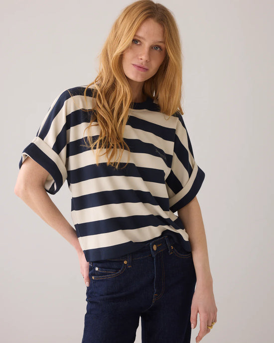 Load image into Gallery viewer, Summum Woman TOP WITH RHINESTONE LOGO
