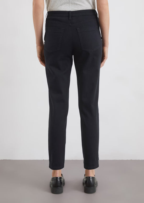 Load image into Gallery viewer, Marc O Polo PANTS MODEL IVA BOYFRIEND CROPPED MADE FROM A SOFT ORGANIC COTTON BLEND
