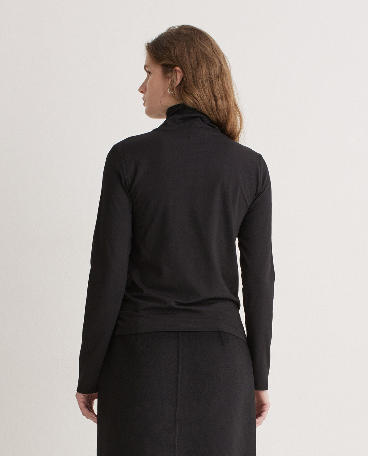 Yerse BLACK PERKINS-NECK T-SHIRT