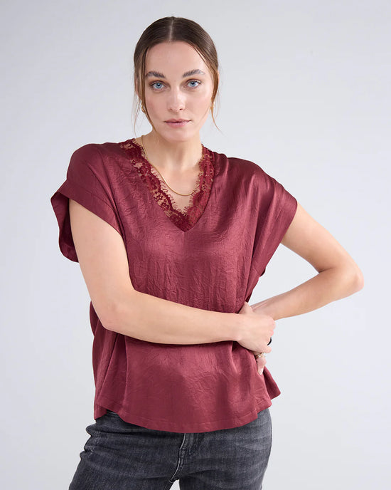 Summum Woman SLEEVELESS TOP WITH LACE V-NECK