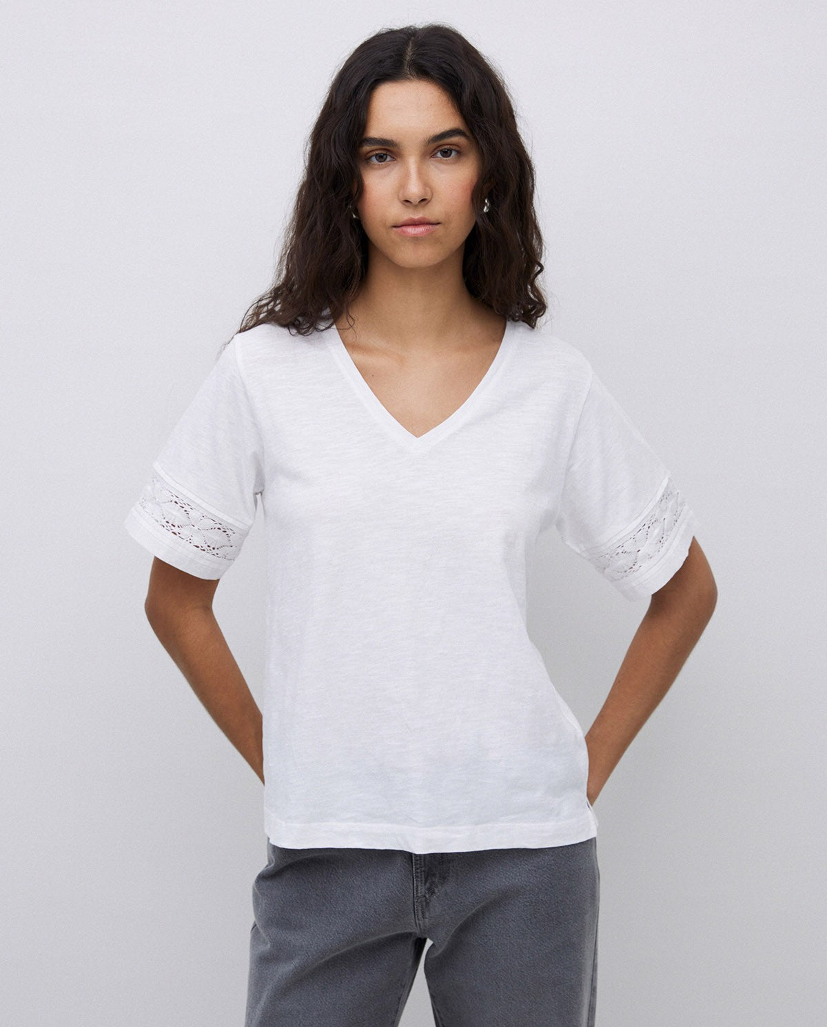 Yerse WHITE LACE-EDGED T-SHIRT