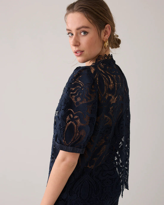 Load image into Gallery viewer, Summum Woman TOP IN LACE FABRIC
