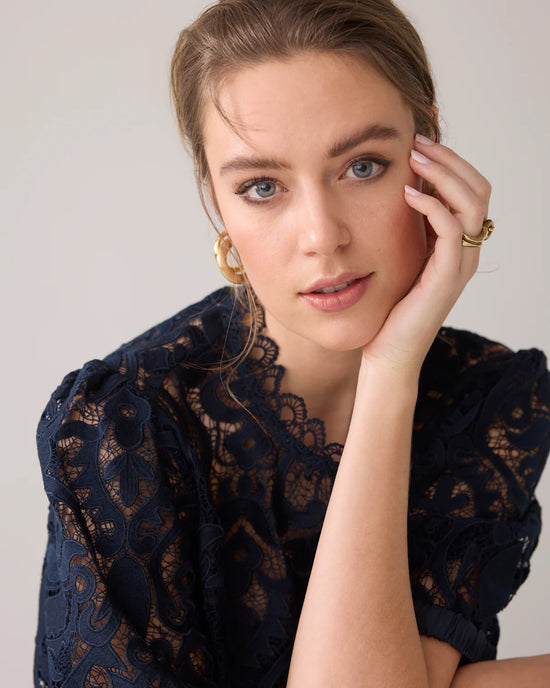 Load image into Gallery viewer, Summum Woman TOP IN LACE FABRIC
