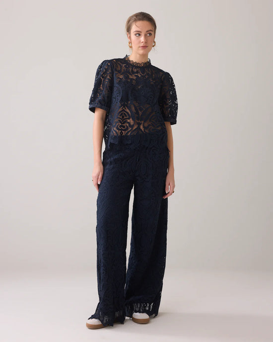 Load image into Gallery viewer, Summum Woman TOP IN LACE FABRIC
