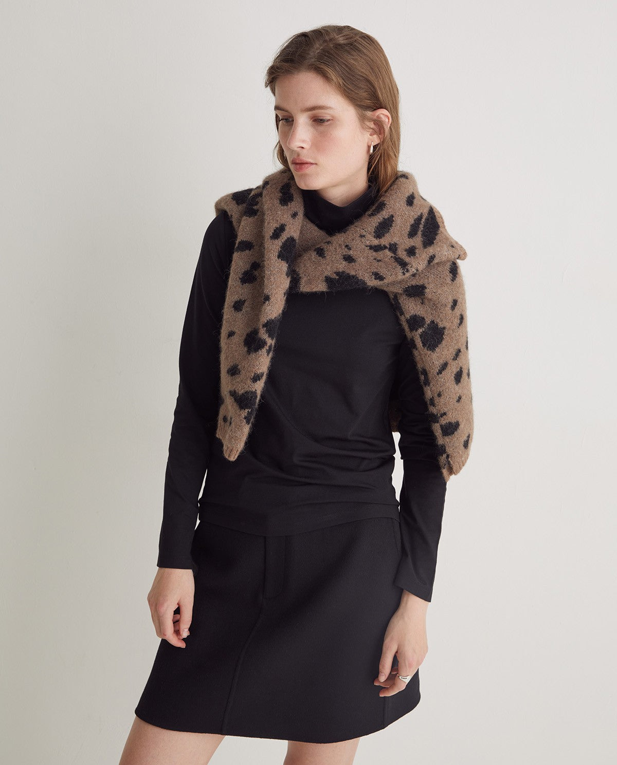 Yerse BLACK PERKINS-NECK T-SHIRT